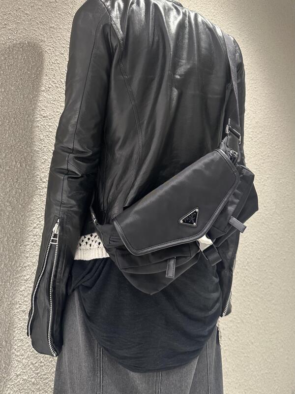 PRADAボディバッグ