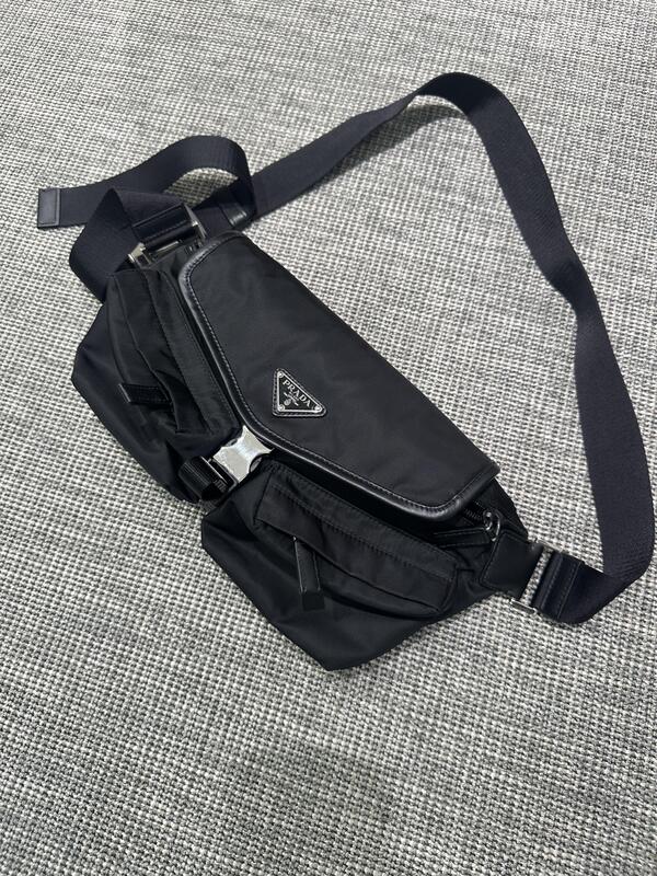 PRADAボディバッグ