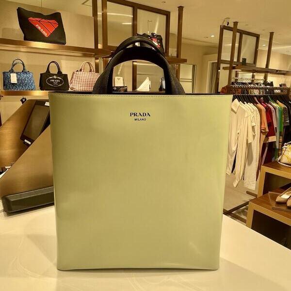 【PRADA】機能性トートバッグ