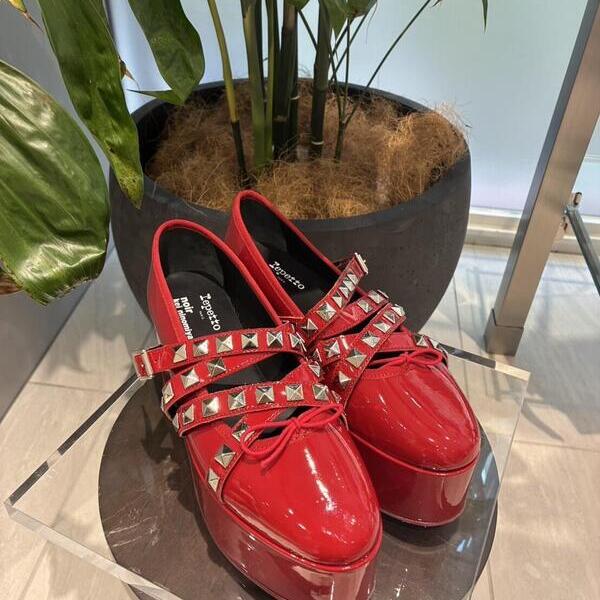 【noir kei ninomiya, repetto】スタッズバレエシューズで魅せる秋の足元