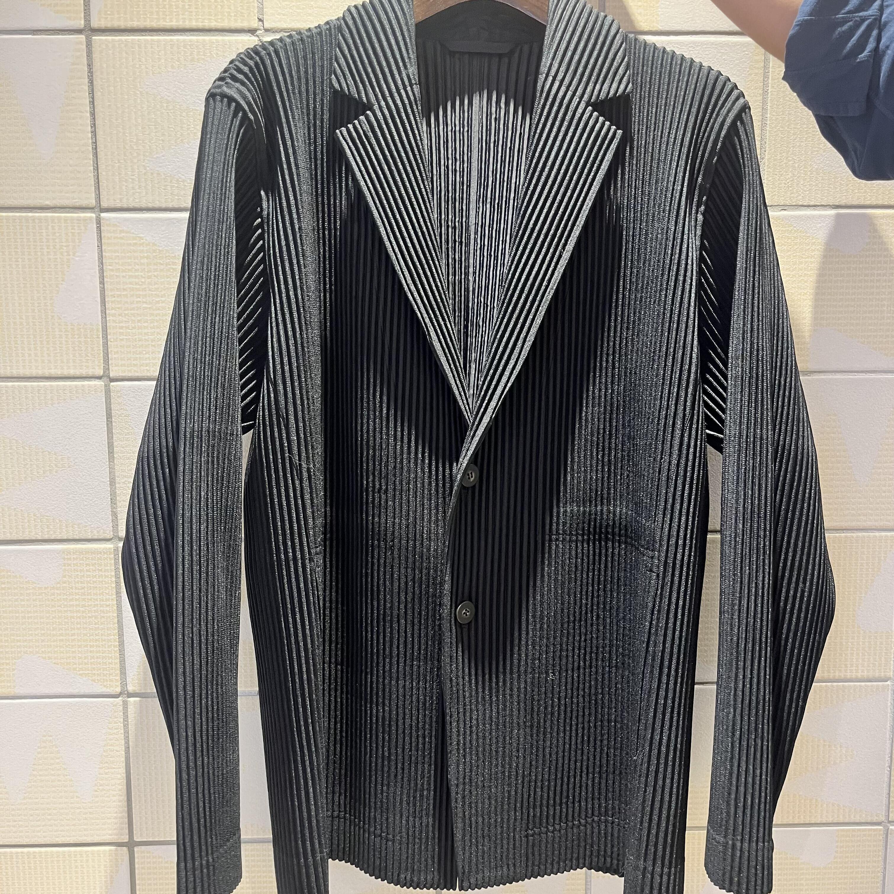 【HOMME PLISSE】ディテールと着心地が最上級のジャケット