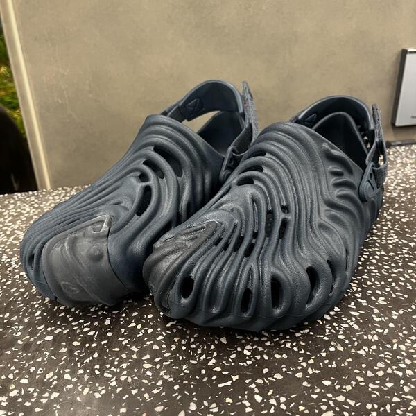 【SALEHE BEMBURY × crocs】エッジの効いた指紋サンダル