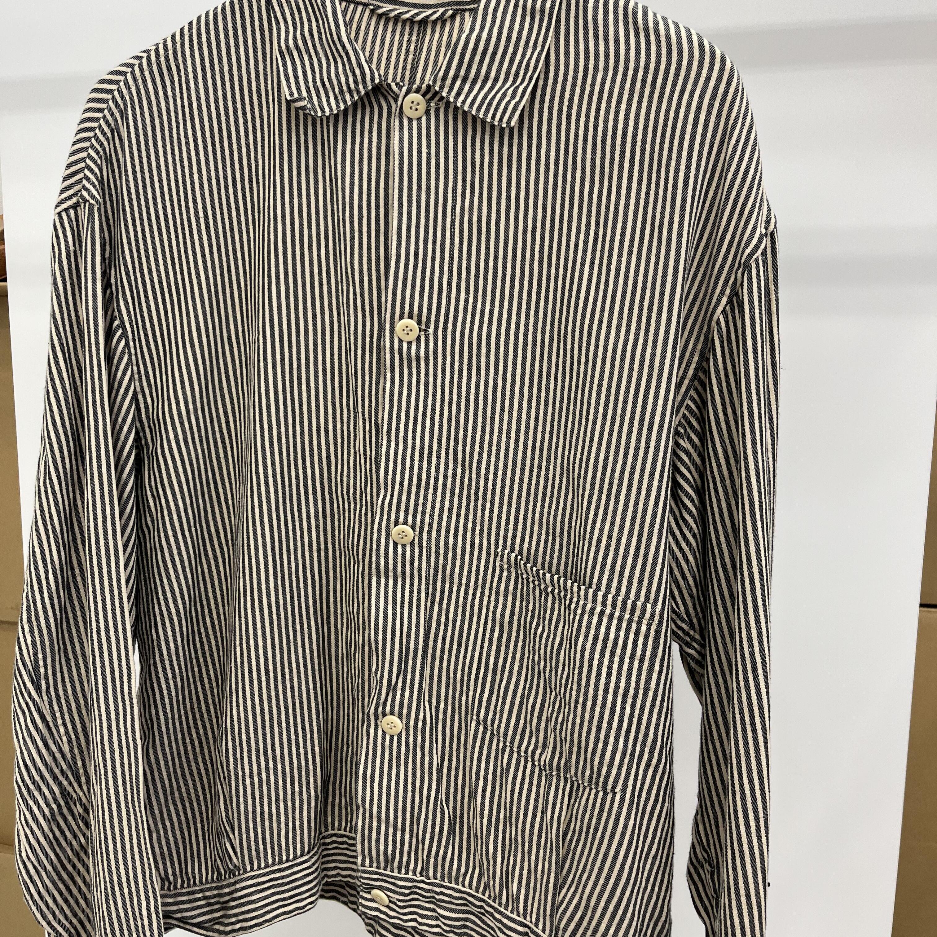 【COMOLI】シーズンを選ばない服