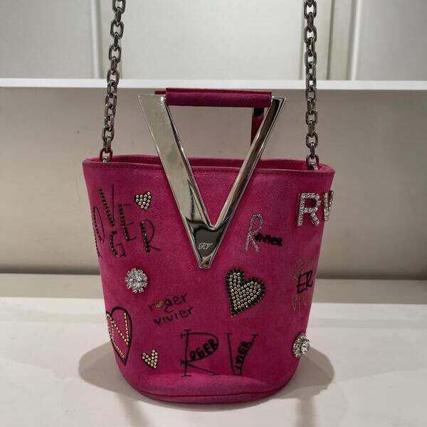 【Roger Vivier】POPなミニバッグでアクセント
