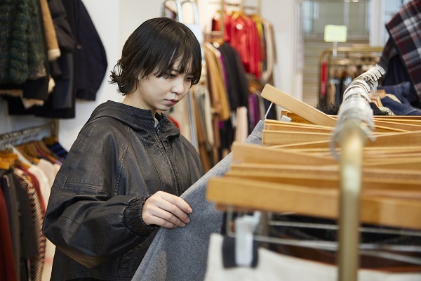 変身企画 商品を選定中 杉浦さん