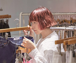 山本マナ －コーディネートの自由を楽しむ100着－オンラインでも販売開始！