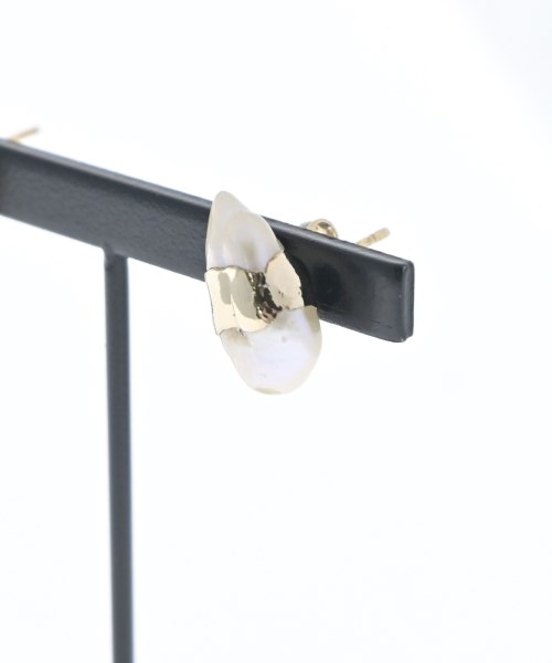 IOSSELLIANI（イオッセリアーニ）ピアス・イヤリング 白 サイズ:- レディース/2200641368370