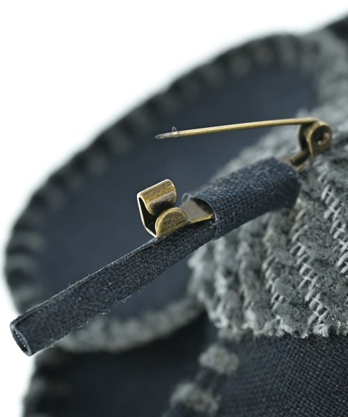 mina perhonen（ミナペルホネン）ブローチ・コサージュ グレー サイズ:- レディース/2200662250111