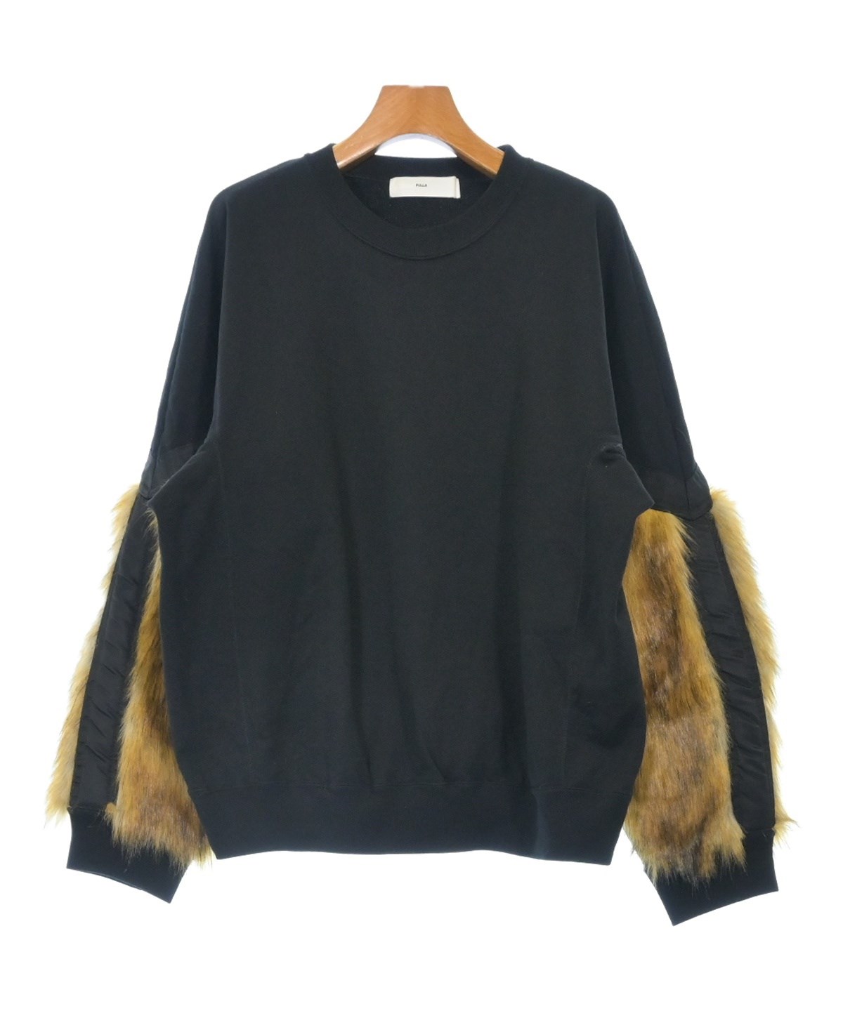 TOGA ファー袖黒トレーナー TOGA ファー袖黒トレーナー STAFF STYLING｜THE SHOP YOHJI YAMAMOTO