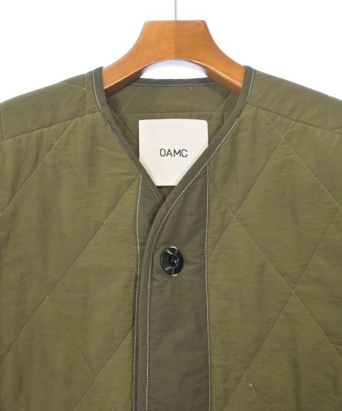 OAMC（オーエーエムシー）ダウンジャケット/ダウンベスト カーキ サイズ:L メンズ/2200641695032