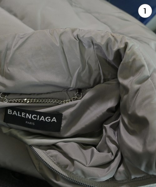 BALENCIAGA（バレンシアガ）ダウンジャケット/ダウンベスト グレー サイズ:48(L位) メンズ/2200632413010