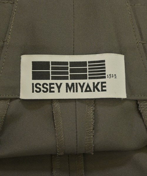 ISSEY MIYAKE（イッセイミヤケ）クロップドパンツ カーキ サイズ:3(L位) レディース/2200611605030