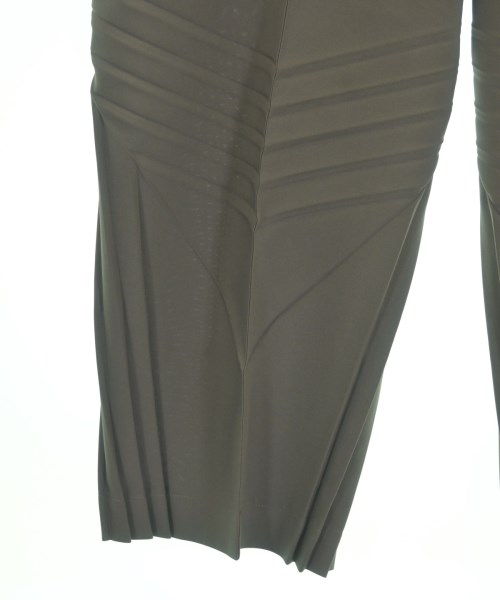 ISSEY MIYAKE（イッセイミヤケ）クロップドパンツ カーキ サイズ:3(L位) レディース/2200611605030