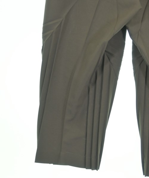 ISSEY MIYAKE（イッセイミヤケ）クロップドパンツ カーキ サイズ:3(L位) レディース/2200611605030