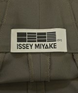 ISSEY MIYAKE（イッセイミヤケ）クロップドパンツ カーキ サイズ:3(L位) レディース/2200611605030