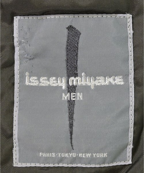ISSEY MIYAKE（イッセイミヤケ）ダウンコート カーキ サイズ:M メンズ/2200611226013