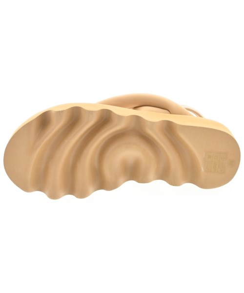 ISSEY MIYAKE（イッセイミヤケ）サンダル ベージュ サイズ:EU36(22.5cm位) レディース/2200714724010