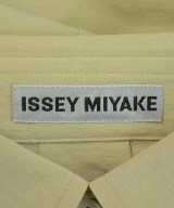 ISSEY MIYAKE（イッセイミヤケ）カジュアルシャツ カーキ サイズ:2(M位) レディース/2200709307075