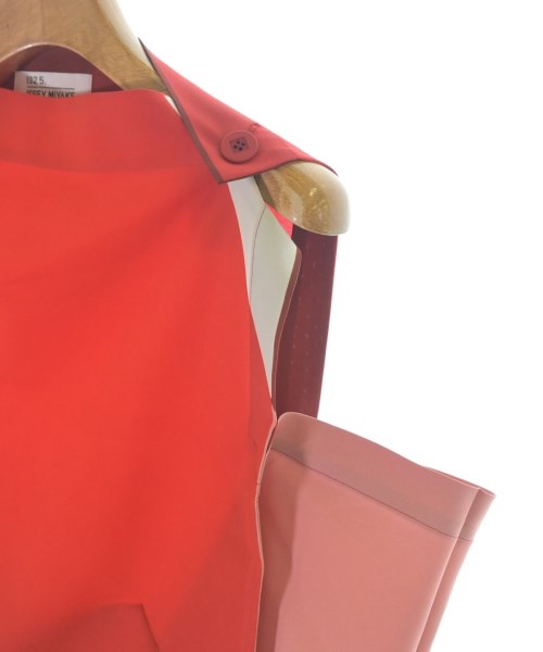 ISSEY MIYAKE（イッセイミヤケ）カジュアルシャツ 赤 サイズ:3(L位) レディース/2200687158027