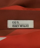 ISSEY MIYAKE（イッセイミヤケ）カジュアルシャツ 赤 サイズ:3(L位) レディース/2200687158027