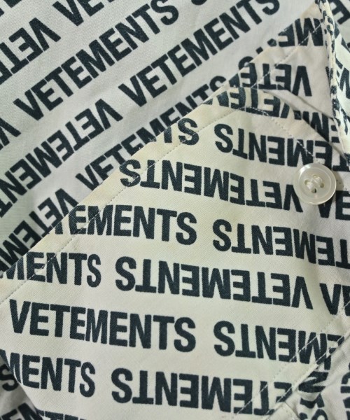 VETEMENTS（ヴェトモン）カジュアルシャツ 白 サイズ:XS メンズ/2200685162040