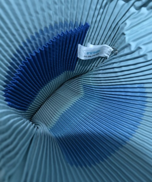 me ISSEY MIYAKE（ミーイッセイミヤケ）バックパック・リュック 青 サイズ:- レディース/2200682588058