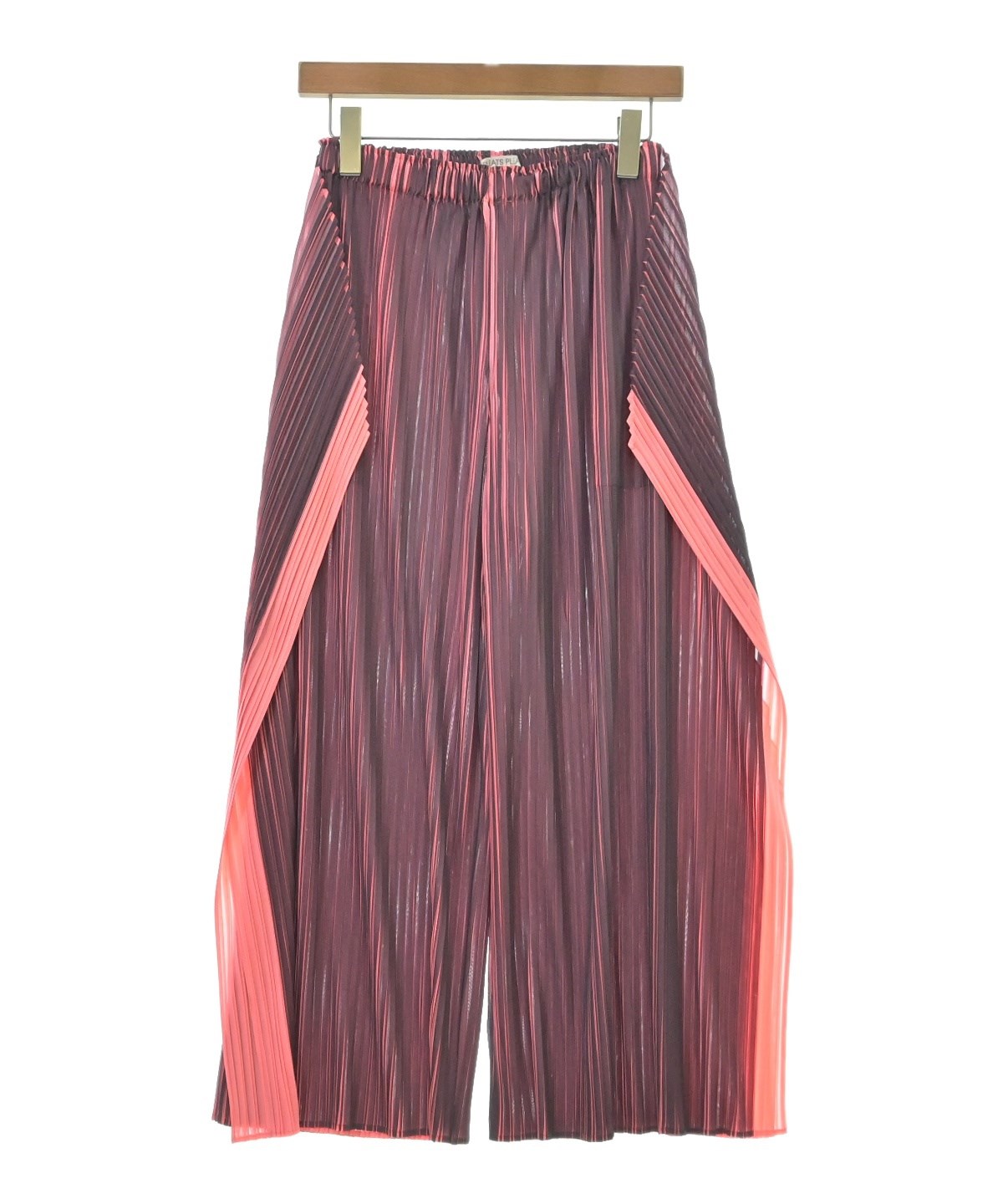 極美品✨PLEATS PLEASE プリーツ　ショートパンツ　レッド　サイズ3 極美品✨PLEATS PLEASE プリーツ ショートパンツ レッド サイズ3