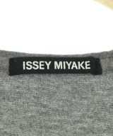 ISSEY MIYAKE MEN（イッセイ　ミヤケ　メン）Tシャツ・カットソー グレー サイズ:2(M位) メンズ/2200700380053