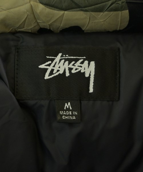 STUSSY（ステューシー）ダウンジャケット/ダウンベスト カーキ サイズ:M メンズ/2200615299167