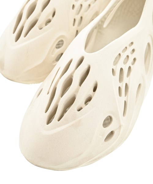 yeezy（イージー）サンダル 白 サイズ:8(26cm位) メンズ/2200722766026