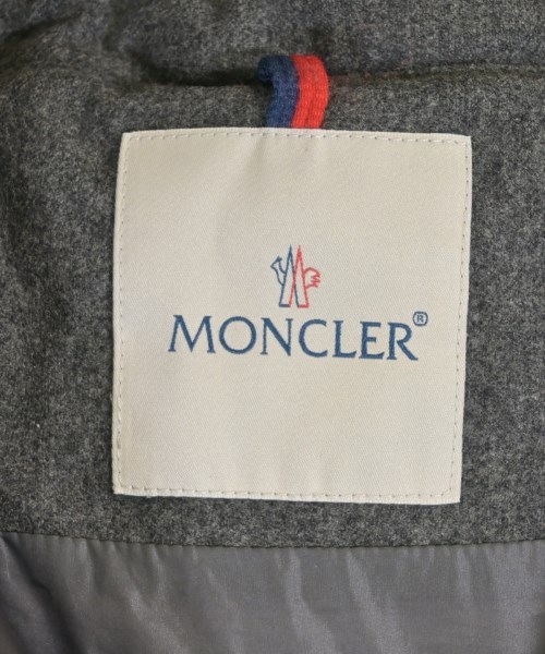 MONCLER（モンクレール）ダウンジャケット/ダウンベスト グレー サイズ:1(S位) メンズ/2200717718030