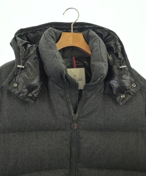 MONCLER（モンクレール）ダウンジャケット/ダウンベスト グレー サイズ:4(XL位) メンズ/2200718993078