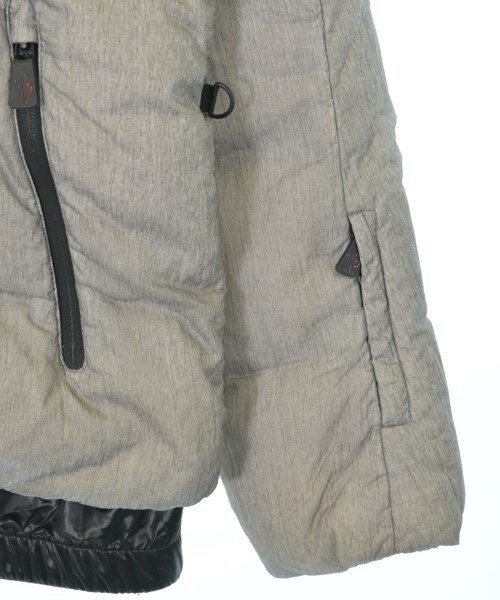 MONCLER GRENOBLE（モンクレールグルノーブル）ダウンジャケット/ダウンベスト グレー サイズ:4(XL位) メンズ/2200663371044