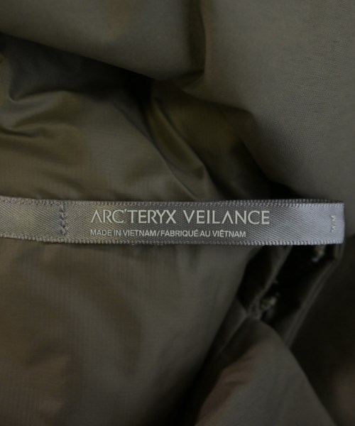 ARC'TERYX VEILANCE（アークテリクス　ヴェイランス）ダウンジャケット/ダウンベスト カーキ サイズ:M メンズ/2200724838011