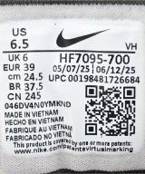 NIKE（ナイキ）スニーカー ベージュ サイズ:24.5cm レディース/2200705442015