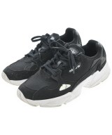 adidas スニーカー