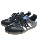 adidas スニーカー