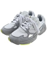 adidas スニーカー