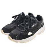 adidas スニーカー