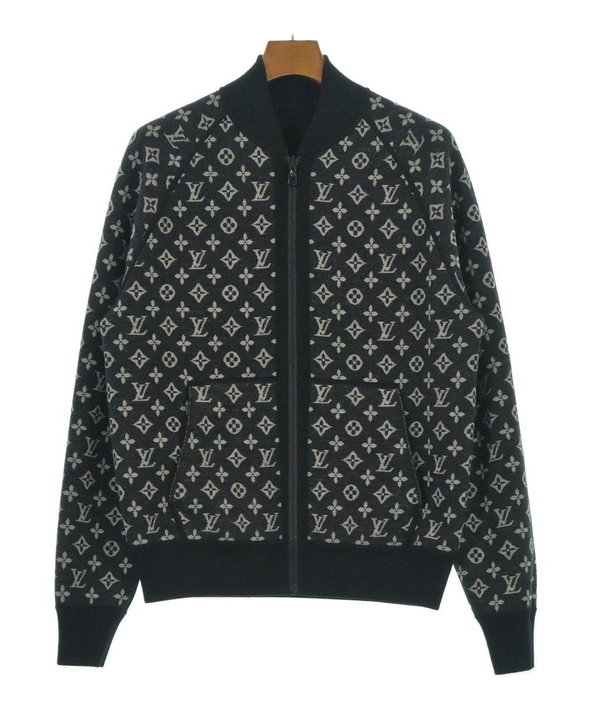 新品タグ付　LOUIS VUITTON　ブルゾン　モノグラム　ロゴワッペン　黒 新品タグ付 LOUIS VUITTON ブルゾン モノグラム ロゴワッペン 黒 LOUIS