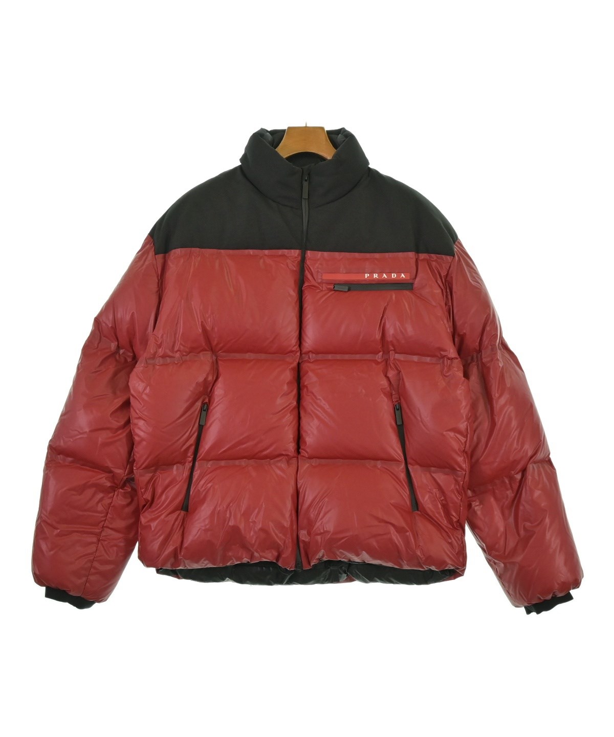 PRADA（プラダ）ダウンジャケット/ダウンベスト 赤 サイズ:M メンズ