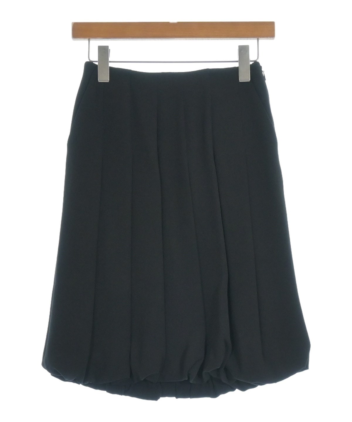 ジョルジオアルマーニ　スーツ　スカート ダークスーツの男性の中にいて映える「美麗スカートスーツ」 五選