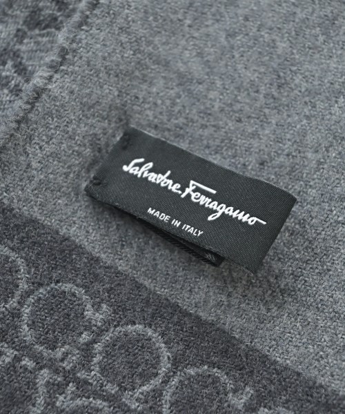 Salvatore Ferragamo（サルバトーレフェラガモ）マフラー グレー サイズ:46(M位) メンズ/2200676924077