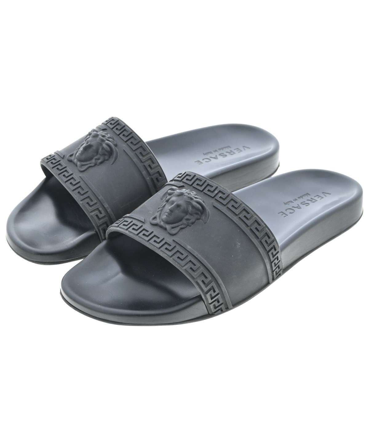 VERSACE サンダル ブラック 黒 43ヴェルサーチェ ベルサーチ Versace ヴェルサーチェ ロゴ レザーサンダル | ブラック