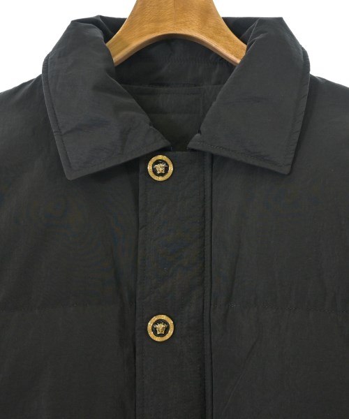 VERSACE（ヴェルサーチ）ダウンジャケット/ダウンベスト 黒 サイズ:52(XXL位) メンズ/2200651860024