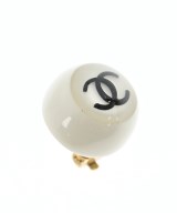 CHANEL（シャネル）ピアス・イヤリング 白 サイズ:- レディース/2200665515071