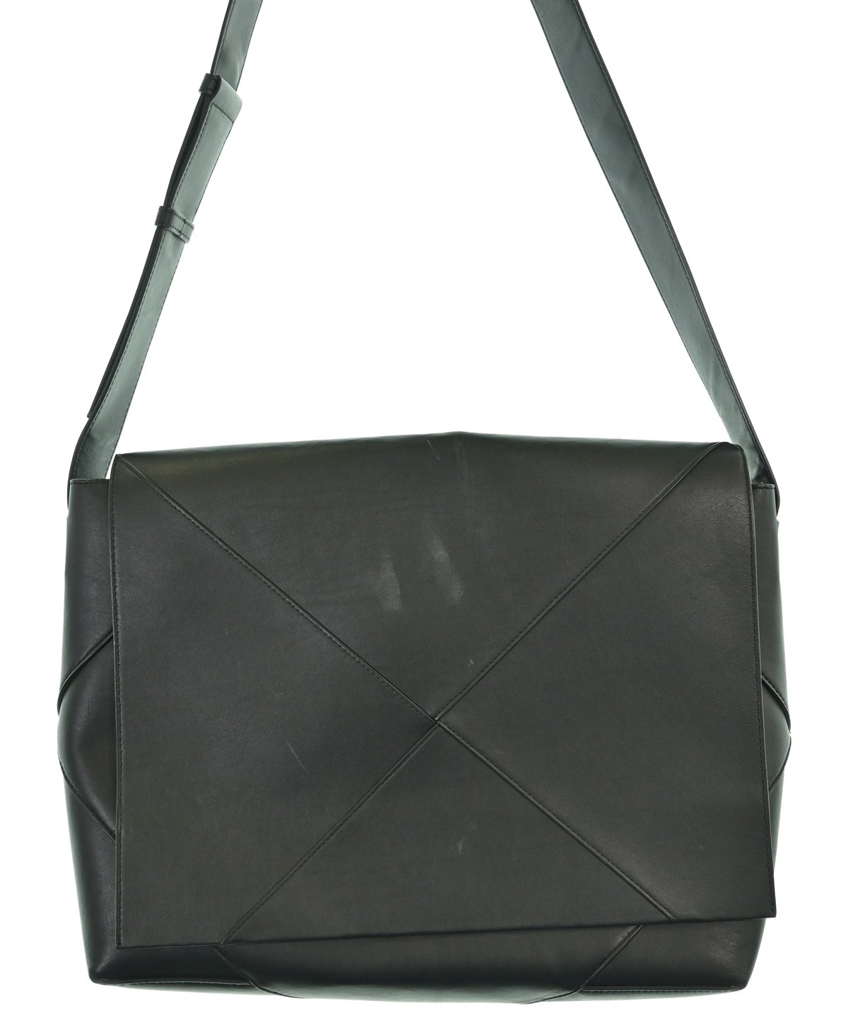 BOTTEGA VENETA ブラック　レザー　大容量収納　メッセンジャーバッグ BOTTEGA VENETA（ボッテガヴェネタ）メッセンジャーバッグ 黒 サイズ