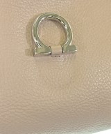 Salvatore Ferragamo（サルバトーレフェラガモ）ハンドバッグ グレー サイズ:- レディース/2200660766331