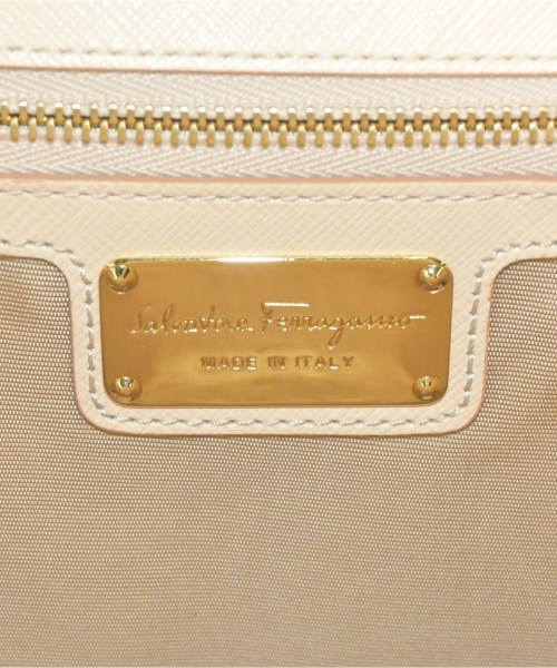 Salvatore Ferragamo（サルバトーレフェラガモ）ショルダーバッグ ベージュ サイズ:- レディース/2200652144611