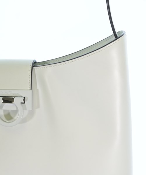 Salvatore Ferragamo（サルバトーレフェラガモ）ショルダーバッグ 白 サイズ:- レディース/2200663363247
